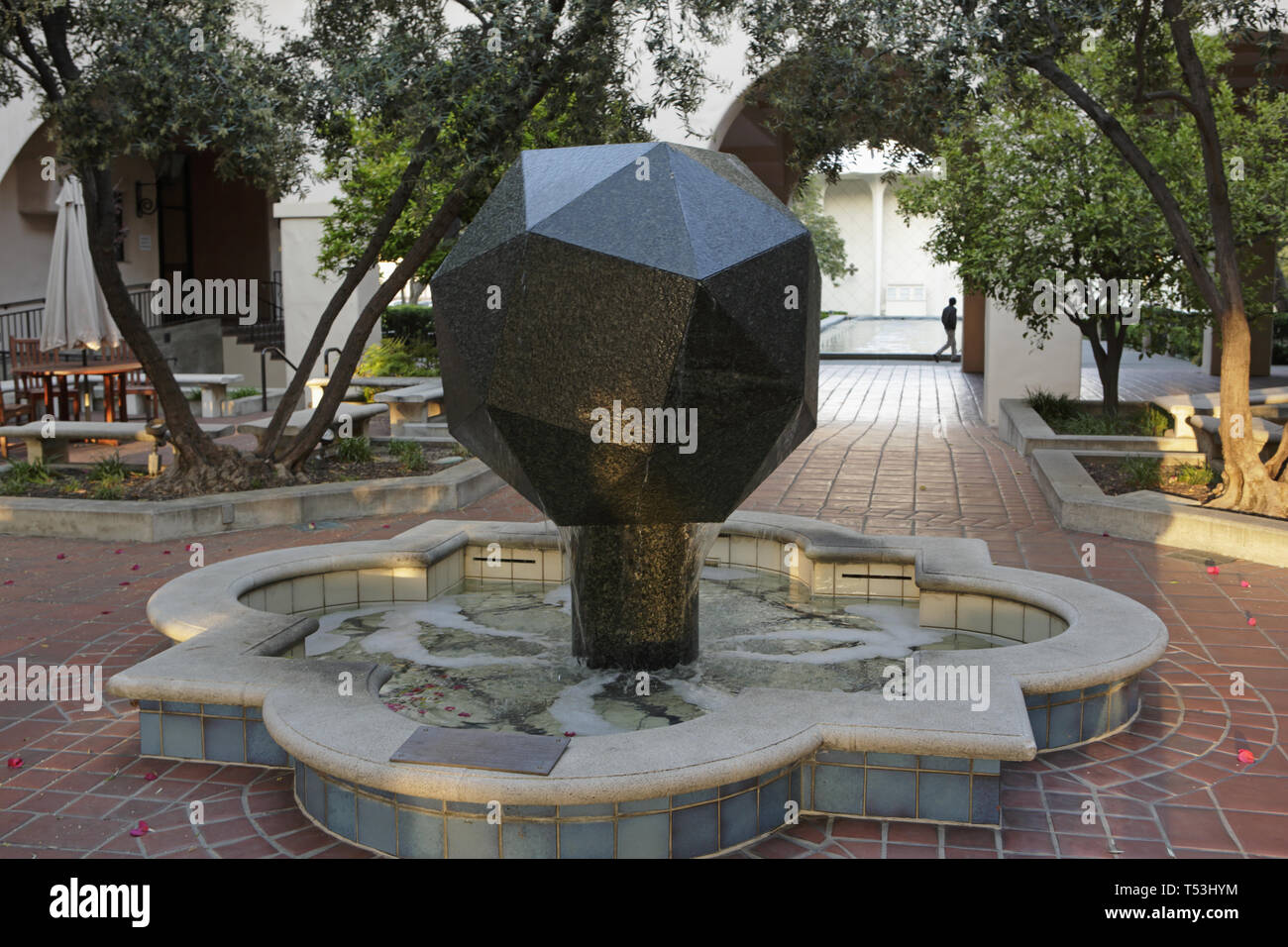Caltech campus serie, Beckman Institute e poliedro fontana di scultura Foto Stock