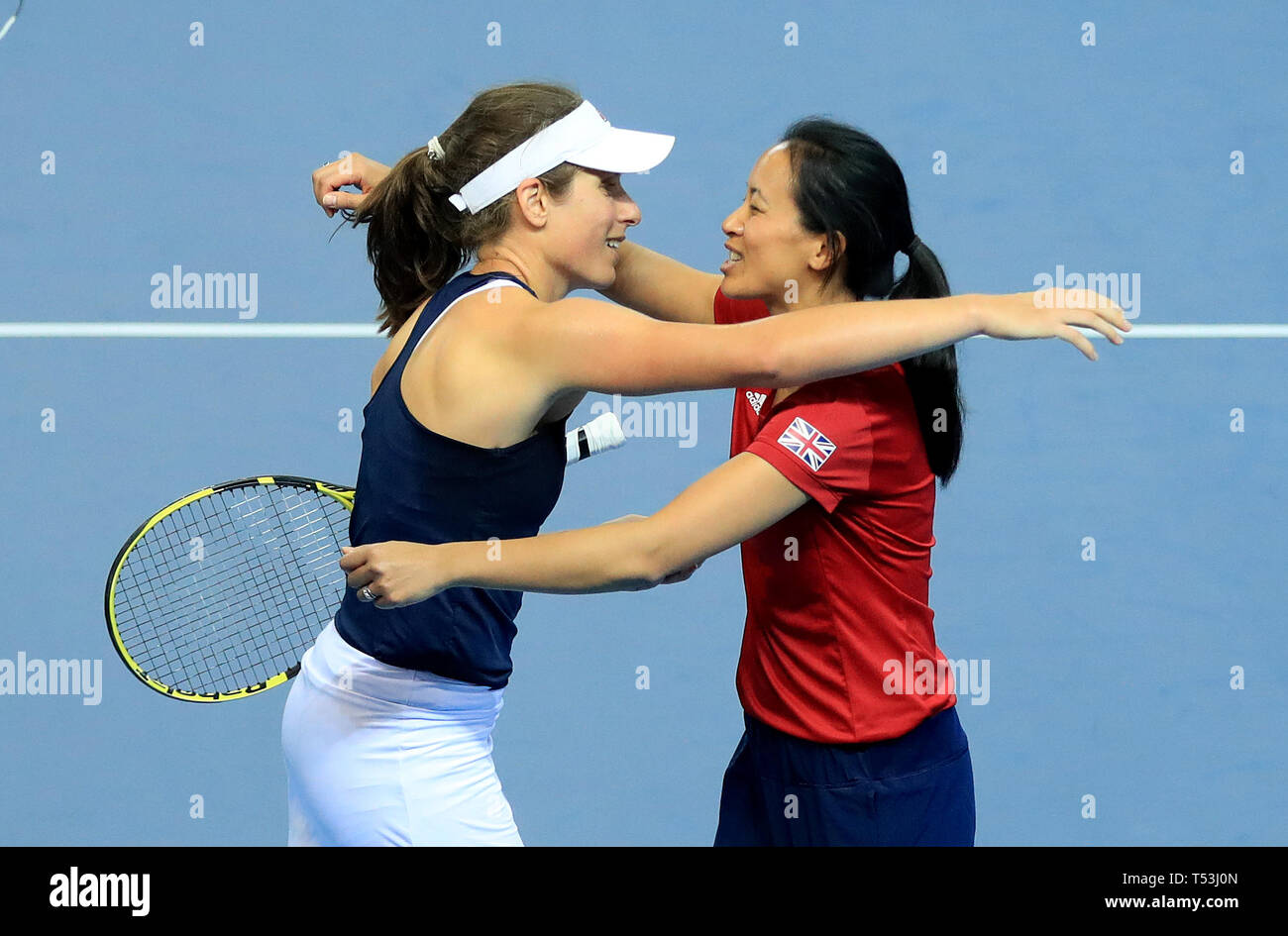 Johanna Konta è congratulato da Gran Bretagna capitano Anne Ketheovong durante il giorno uno del Fed Cup presso la casella di rame, Londra. Foto Stock