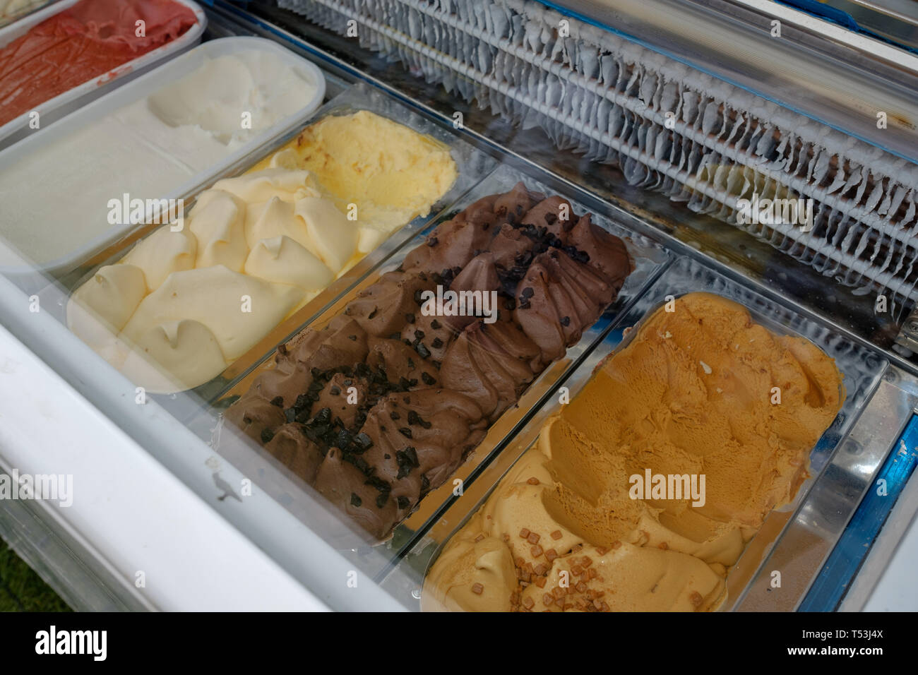 Close up di gelato in freezer trasparente display Foto Stock
