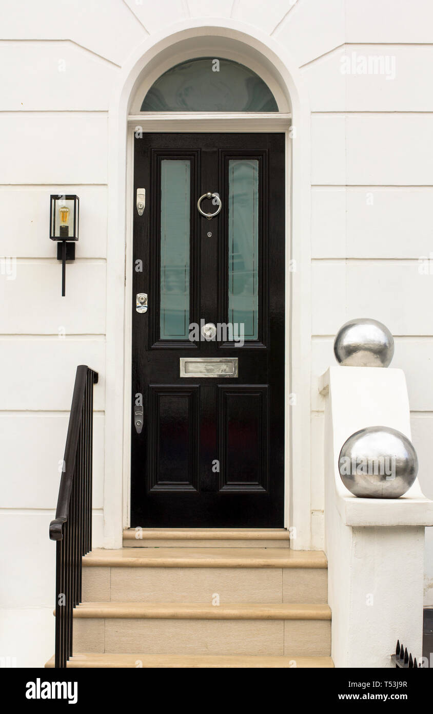 Legno nero porta di ingresso al palazzo residenziale a Londra. Tipica porta  in stile inglese Foto stock - Alamy