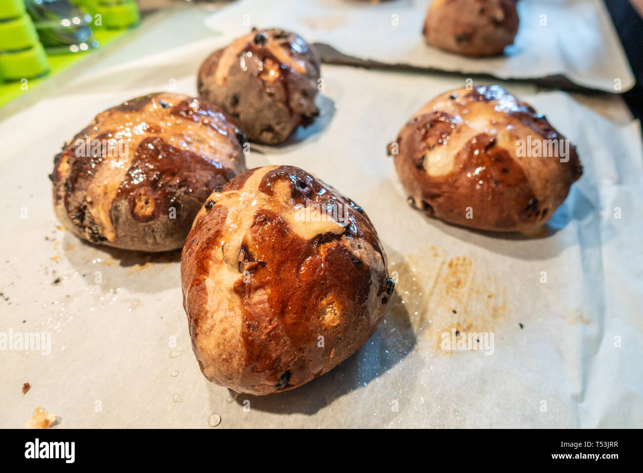 Home fatto caldo cross i panini su una teglia da forno. Foto Stock