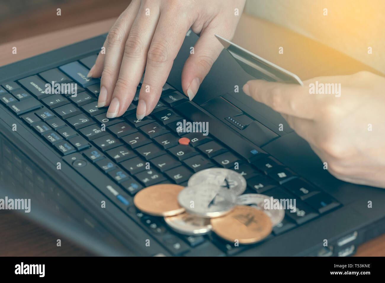 Business donna le mani sul computer portatile con bitcoin su tasti e scheda per comprare e vendere bitcoin. Abstract: shopping online. Effetto colore. Foto Stock