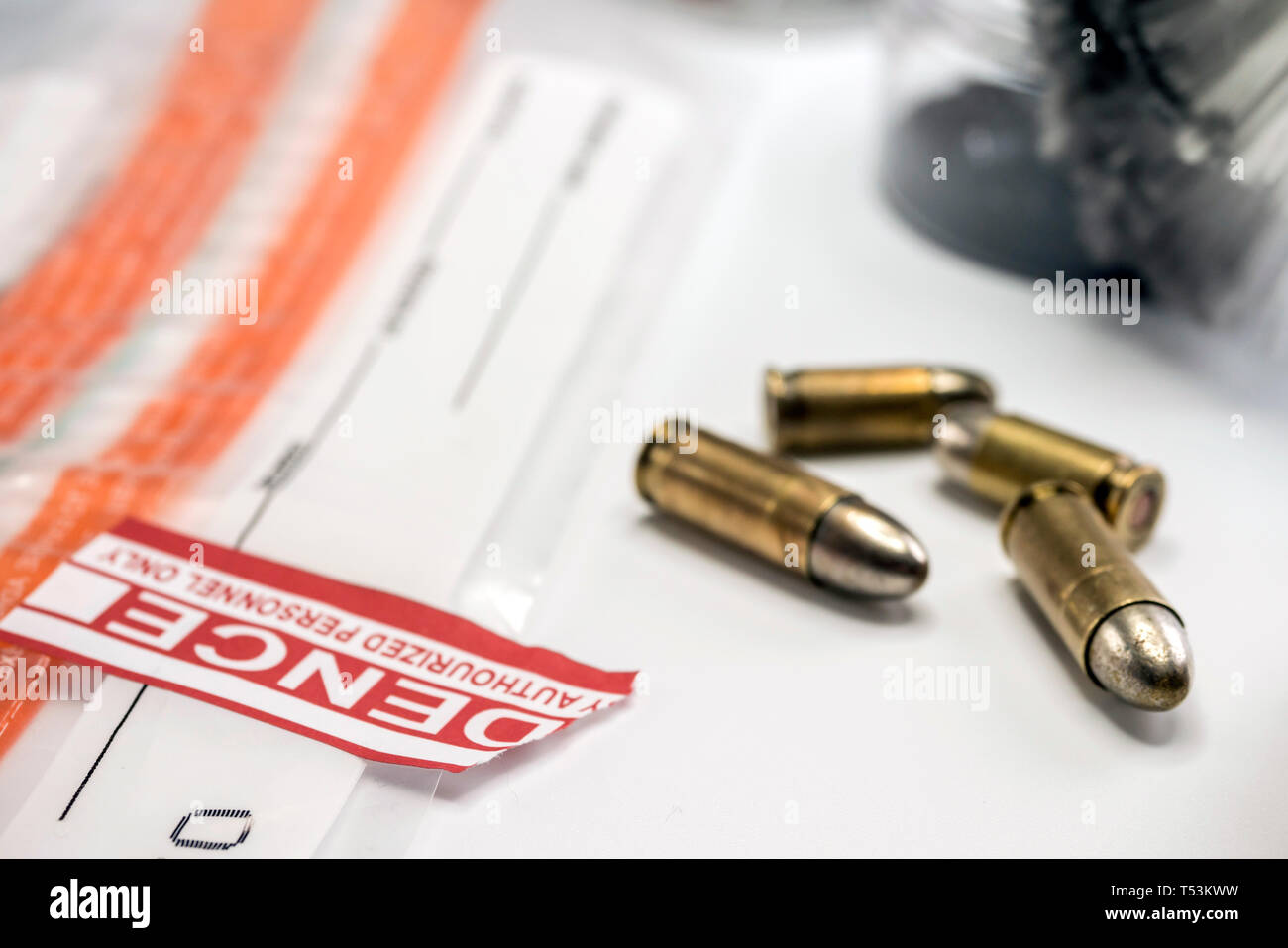 Laboratorio Criminalistic, Bullet shell, analisi immagine concettuale Foto Stock