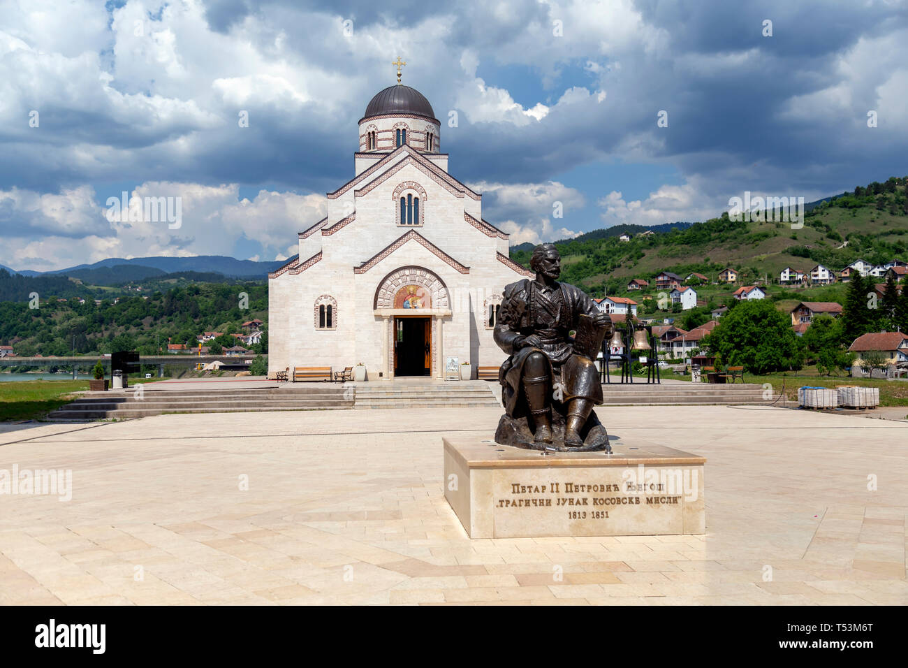 Monumento a Petar II Petrovich Njegosh sulla piazza di Andricgrad, di fronte alla chiesa di San Lazzaro, Visegrad, Bosnia. Foto Stock