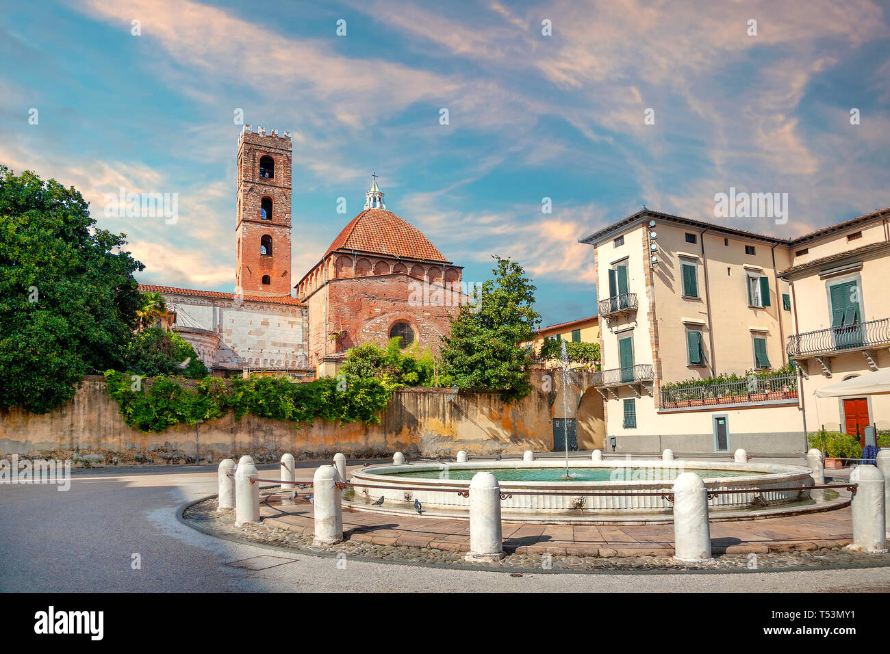 Paesaggio con San Martino piazza e chiesa di San Giovanni. Lucca, Toscana, Italia Foto Stock