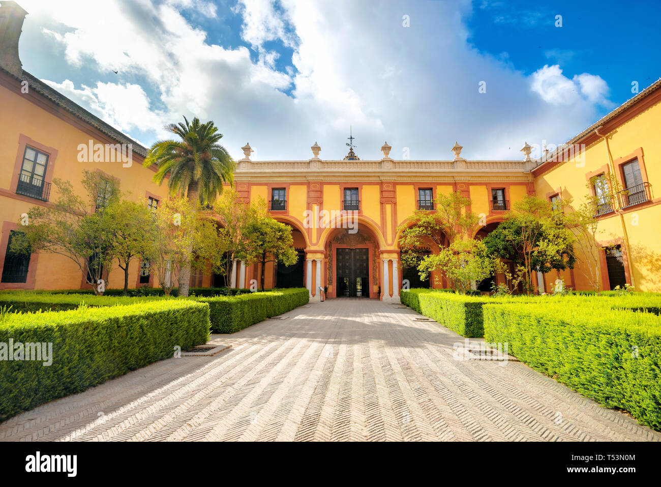 Bel cortile del Reale Palazzo Alcazar con giardini panoramici. Siviglia, in Andalusia, Spagna Foto Stock