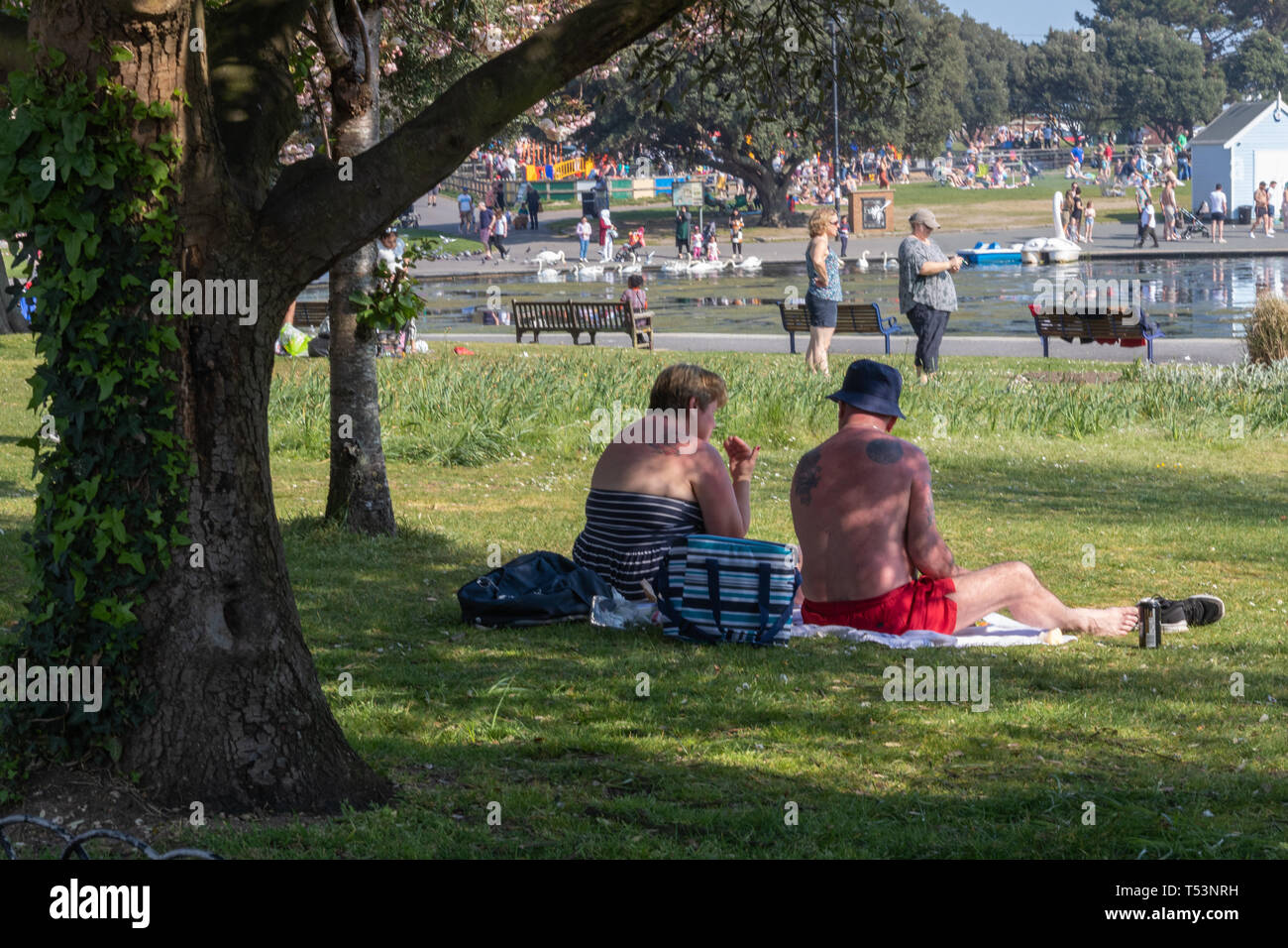 Un giovane godendo le vacanze di sole nel parco locale Foto Stock