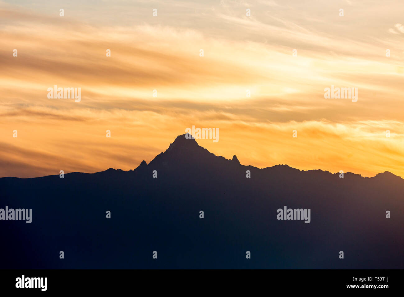 La mattina presto, alba sul Monte Kenya, formato orizzontale, Ol Pejeta Conservancy, Laikipia, Kenya, Africa Foto Stock