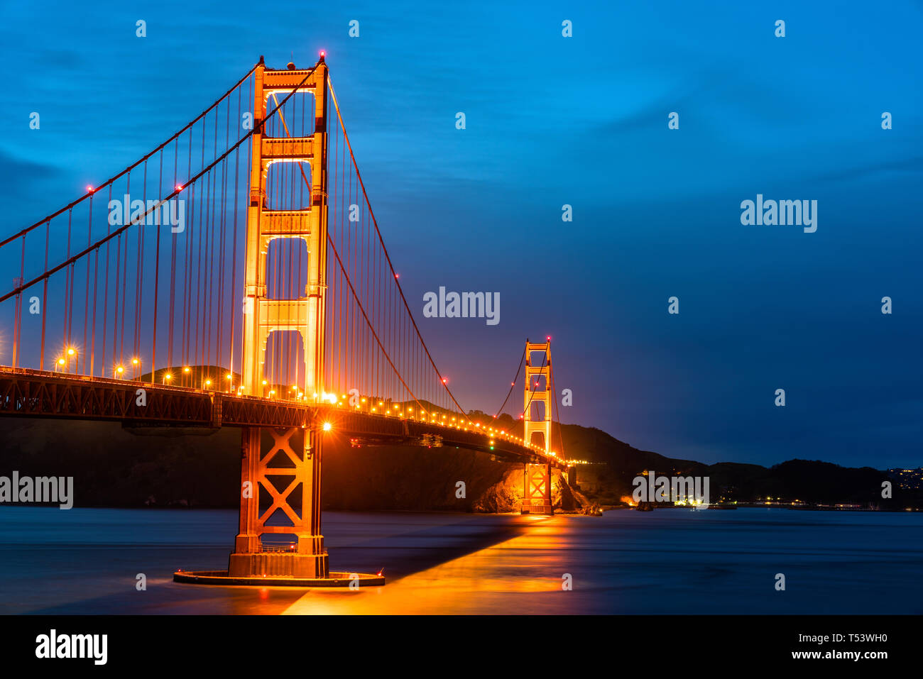 Il Golden Gate Bridge a San Francisco durante la notte Foto Stock