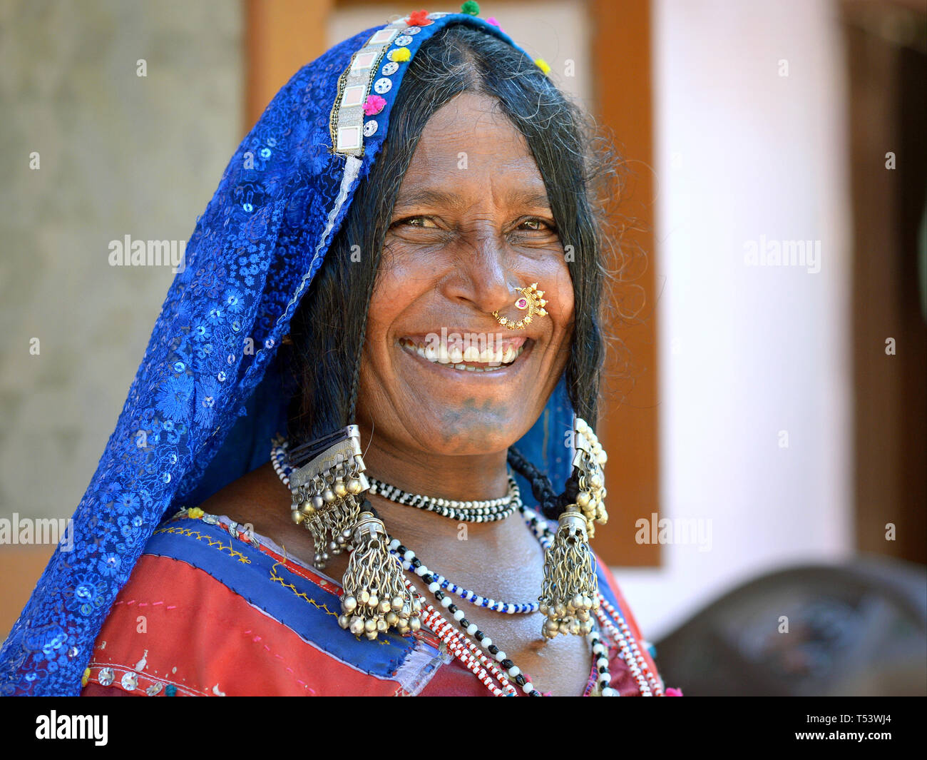Anziani Lambadi aka Banjara aka indiano donna gitana dal Karnataka in abito tradizionale sorrisi per la fotocamera. Foto Stock