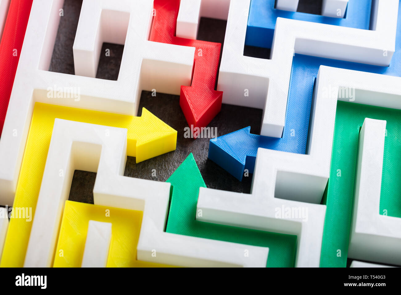 Una vista in elevazione del Multi frecce colorate al centro del bianco labirinto Foto Stock