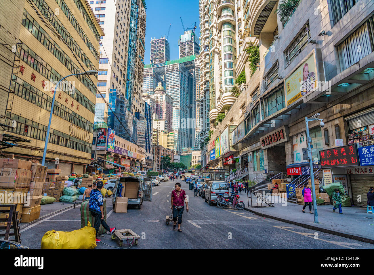 CHONGQING CINA - novembre 03: questa è una strada con le spedizioni cargo e di lavoratori locali vicino al Chaotianmen docks su Novembre 03, 2018 a Chongqing Foto Stock