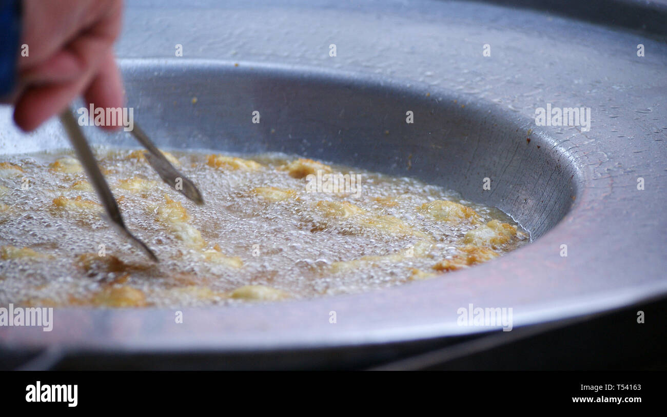 Cozze frittura in olio bollente Foto Stock