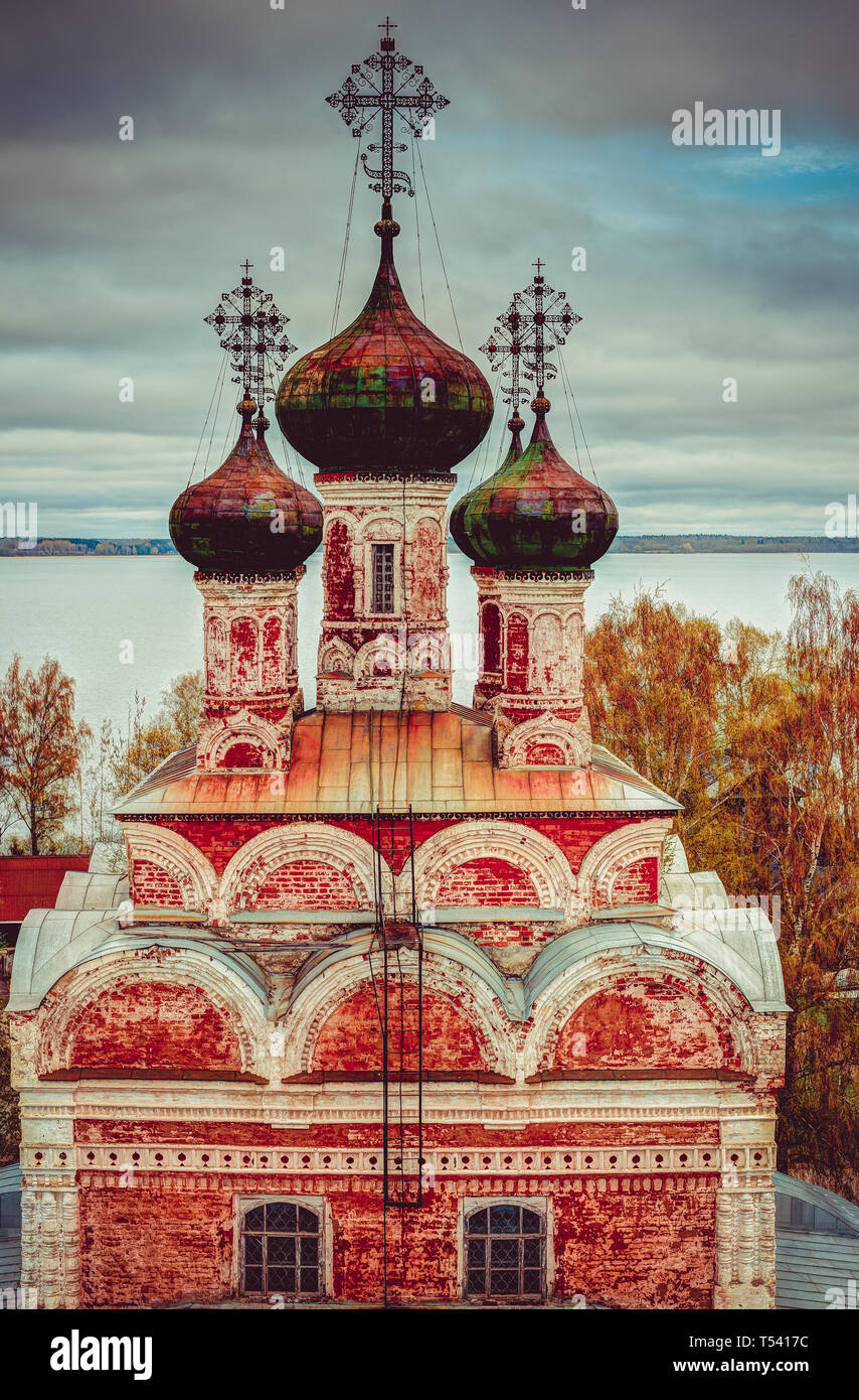 Vecchio rosso distrutta chiesa ortodossa. Foto Stock