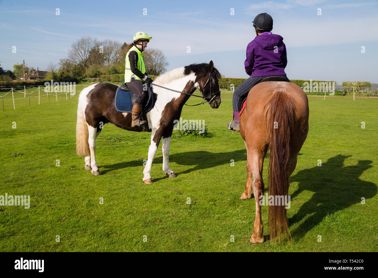 Kent. Regno Unito. Due piloti del Cavallino per andare per un hack in campagna in una bella giornata di sole. Foto Stock