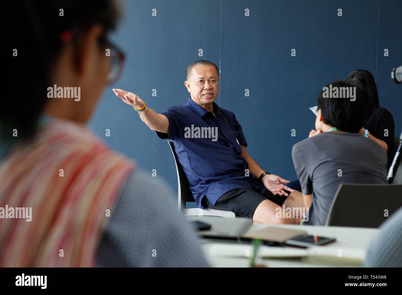 Ritratto di Newin Chidchob, ampiamente noto come de facto la testa del potente Bhumjaithai Party che esercita grande influenza nella formazione del nuovo governo in Thailandia. Signor Newin giurò che il suo partito sarà solo il supporto di un governo di coalizione che decriminalizes tutti uso di marijuana in Thailandia. Migliaia scesi in primo-mai la cannabis expo in Buriram, Thailandia, 20 aprile 2019. La Tailandia ha recentemente superato la legalizzazione della marijuana medica nel paese. Foto Stock