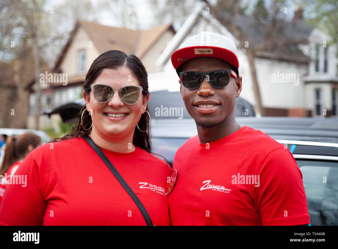 Uomo e donna che indossa red Zimmer diritto gruppo camicie sorridente e godendo il Cinco de Mayo Parade. St Paul Minnesota MN USA Foto Stock