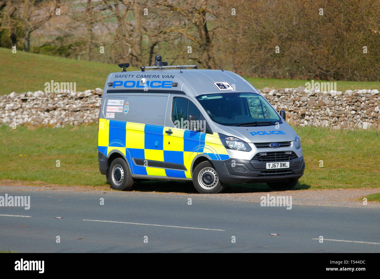 Un North Yorkshire Police il veicolo è parcheggiato sul lato strada per la cattura di velocizzare gli automobilisti utilizzando la tecnologia della fotocamera. Foto Stock