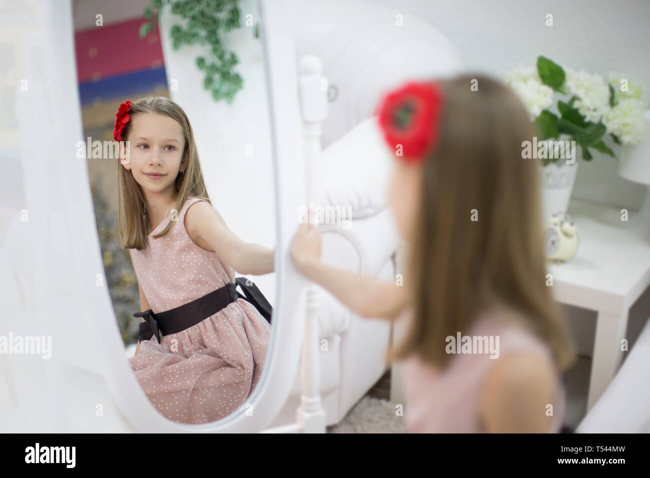 Ragazza adolescente a specchio. La ragazza è di per sé interessati. Foto Stock