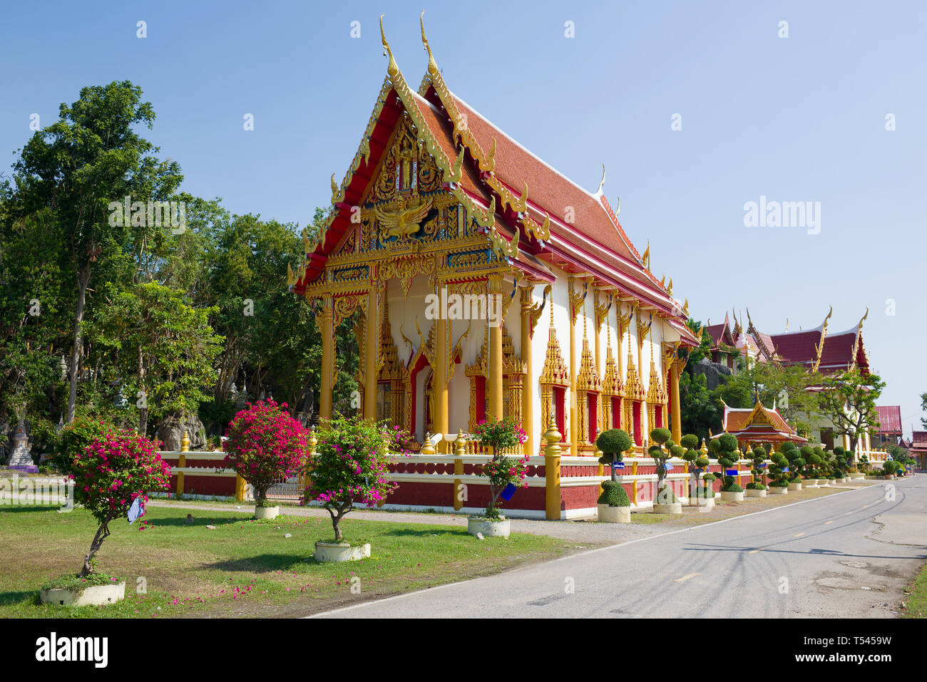 Tempio buddista Wat Bun Tawee in una giornata di sole. Phetchaburi, Thailandia Foto Stock