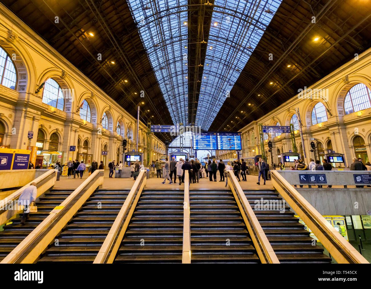 Alla stazione ferroviaria di Keleti interno,Budapest,Ungheria.i passeggeri in attesa su piattaforme. Foto Stock