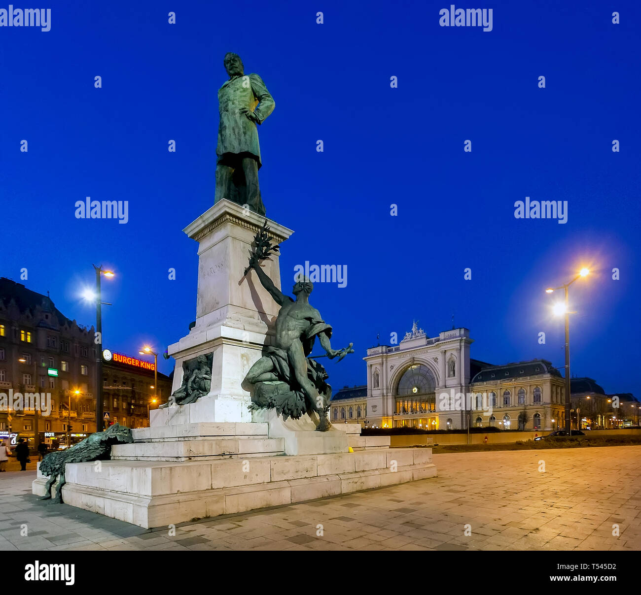 L'est della stazione ferroviaria in piazza Baross Budapest, Ungheria con statua di Garbor Baross in primo piano Foto Stock