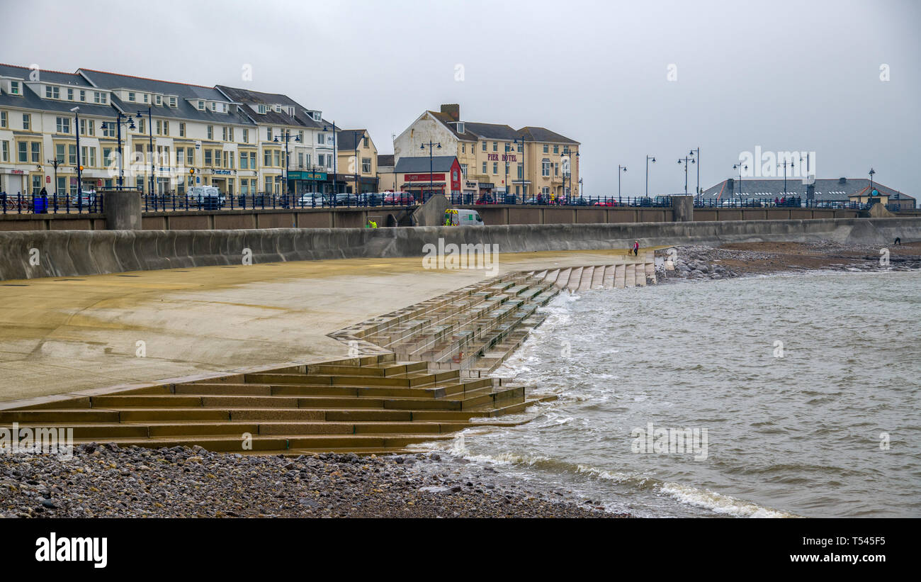 La spiaggia di cemento e passi a Porthcawl, Mid Glamorgan, Regno Unito, 8 Aprile 2019 Foto Stock