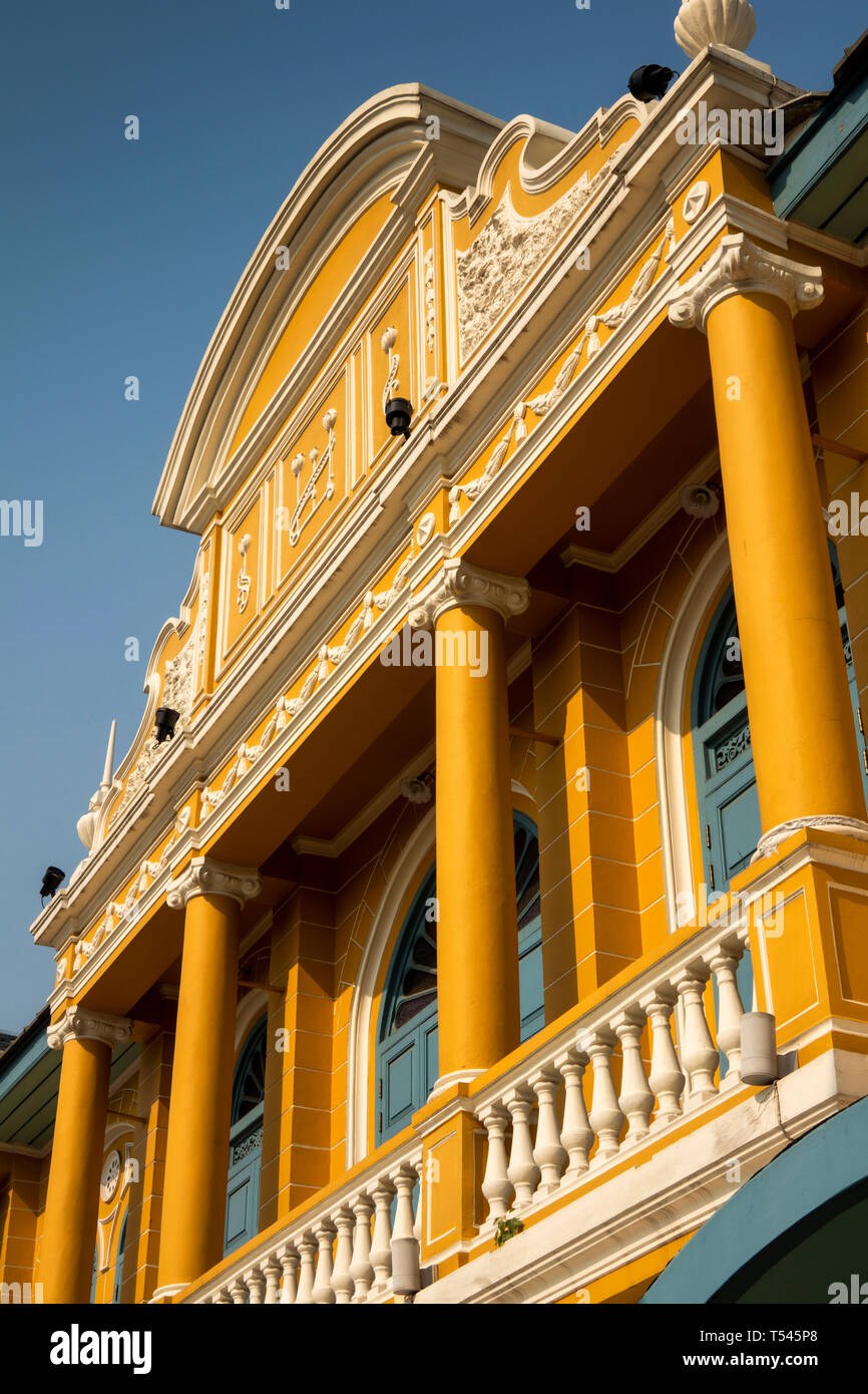 Thailandia, Bangkok, Na Phra Lan Road, gable e balcone di Thapha Biblioteca dell Università Silpakorn edificio di fronte al Grand Palace Foto Stock