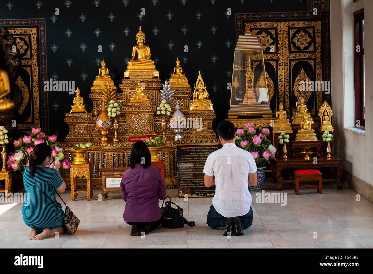 Thailandia, Bangkok, Lak Muuang, pilastro della città santuario, interno, adoratori all altare Foto Stock
