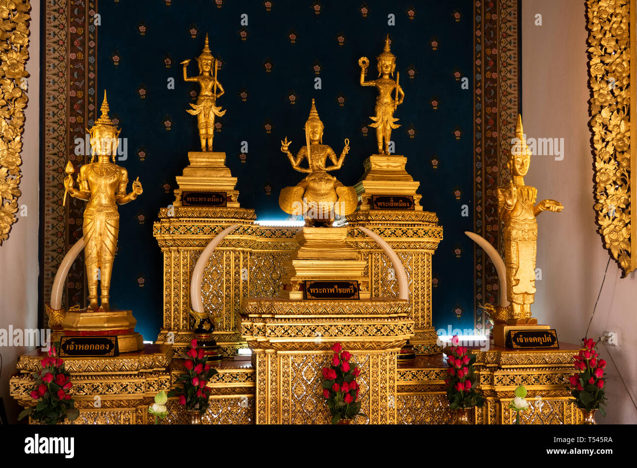 Thailandia, Bangkok, Lak Muuang, pilastro della città santuario, altare dorato figure buddista Foto Stock