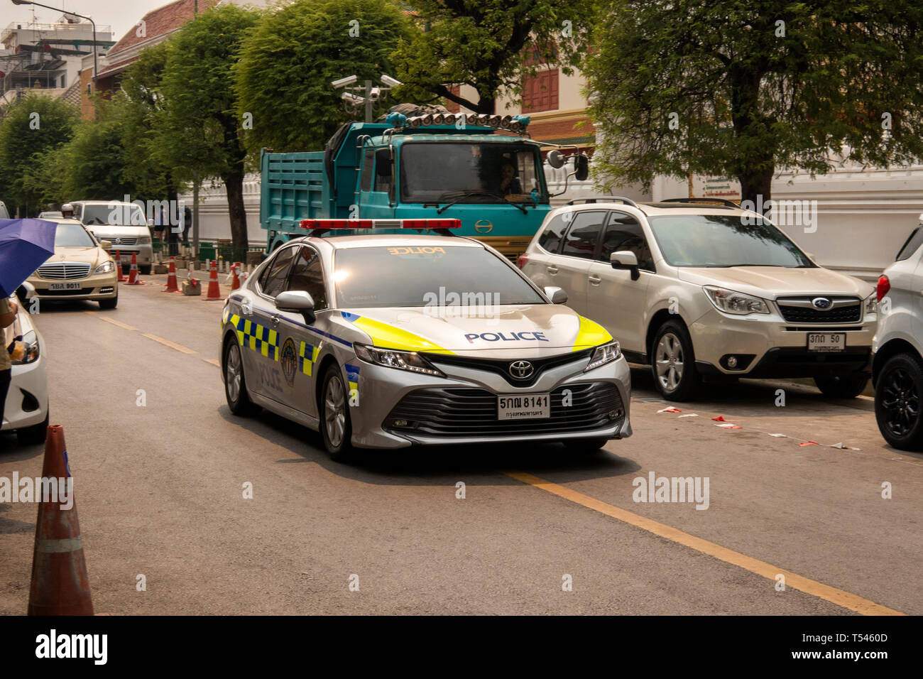 Thailandia, Bangkok, Thanon Fuang Nakhon, auto della polizia VIP excorting sul governo ufficiale visita Foto Stock