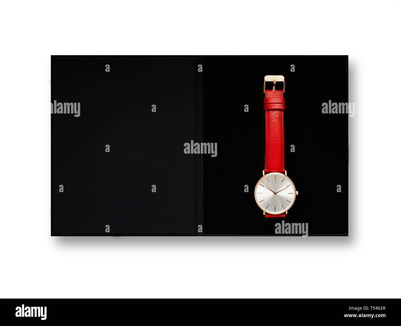Classic donna oro orologio con quadrante bianco, rosso cinturino pelle, isolare su uno sfondo bianco. Vista dalla parte superiore nella casella . Foto Stock