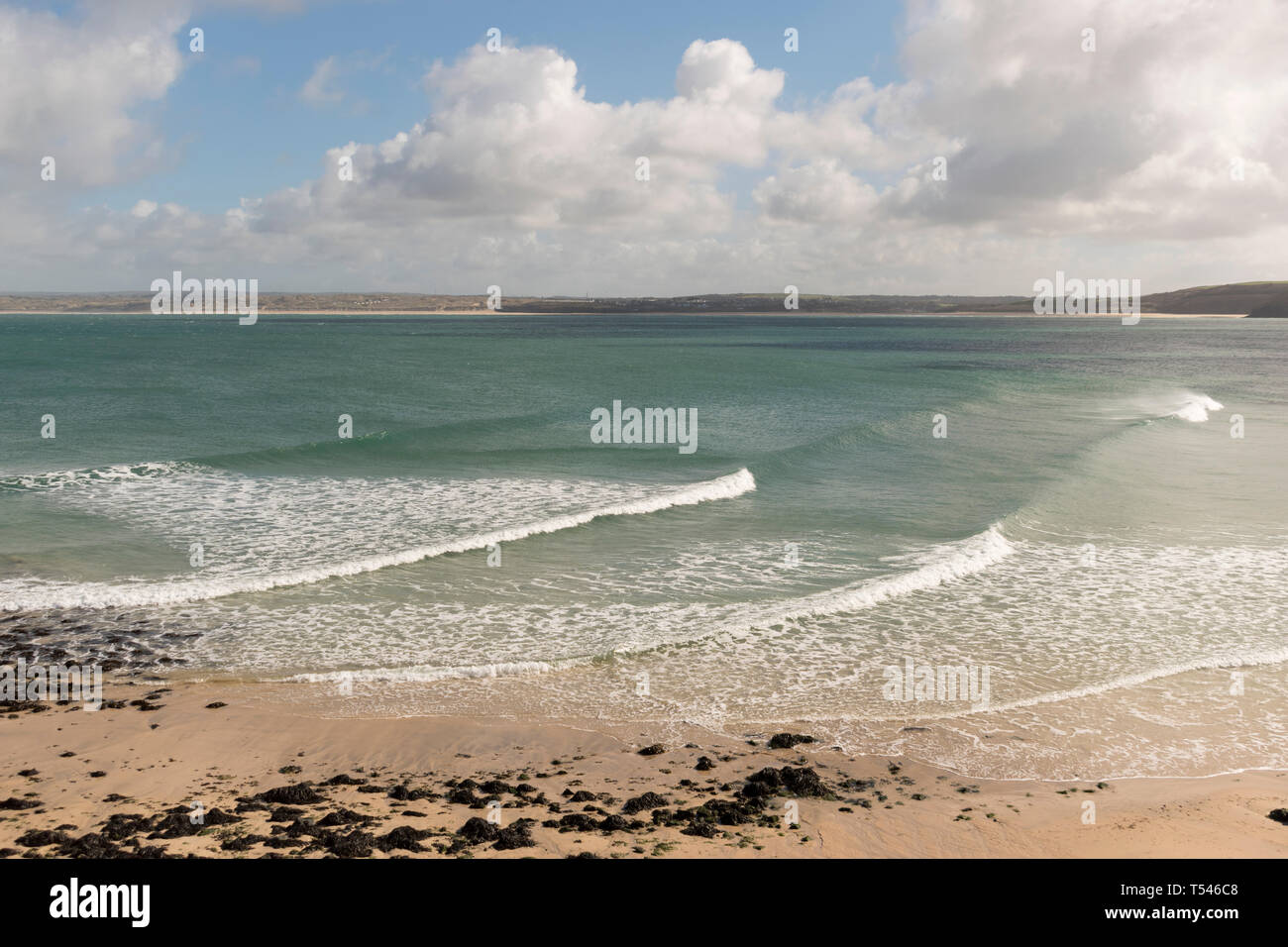 Wave guardando a bassa marea, St Ives, Cornwall, Regno Unito Foto Stock