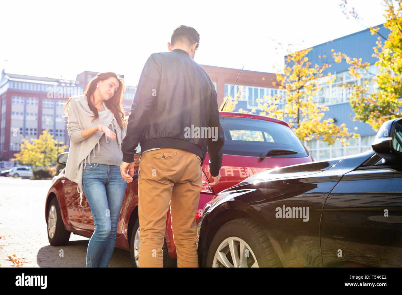 Close-up del giovane uomo e donna sostenendo dopo l incidente di automobile Foto Stock