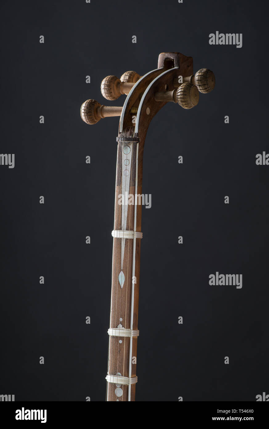 Antica Asian corde dello strumento musicale su sfondo nero con  retroilluminazione. pirolo Foto stock - Alamy