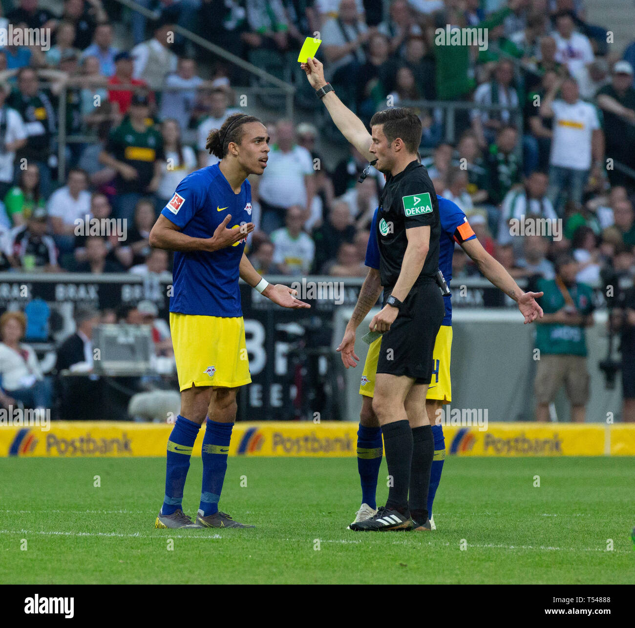 Sport, calcio, Bundesliga, 2018/2019, Borussia Moenchengladbach vs RB Leipzig 1-2, Stadio Borussia Park, scena della partita, il cartellino giallo per Yussuf Poulsen (RBL) da arbitro danno Osmers, DFL REGOLAMENTI VIETANO QUALSIASI USO DI FOTOGRAFIE come sequenze di immagini e/o quasi-VIDEO Foto Stock