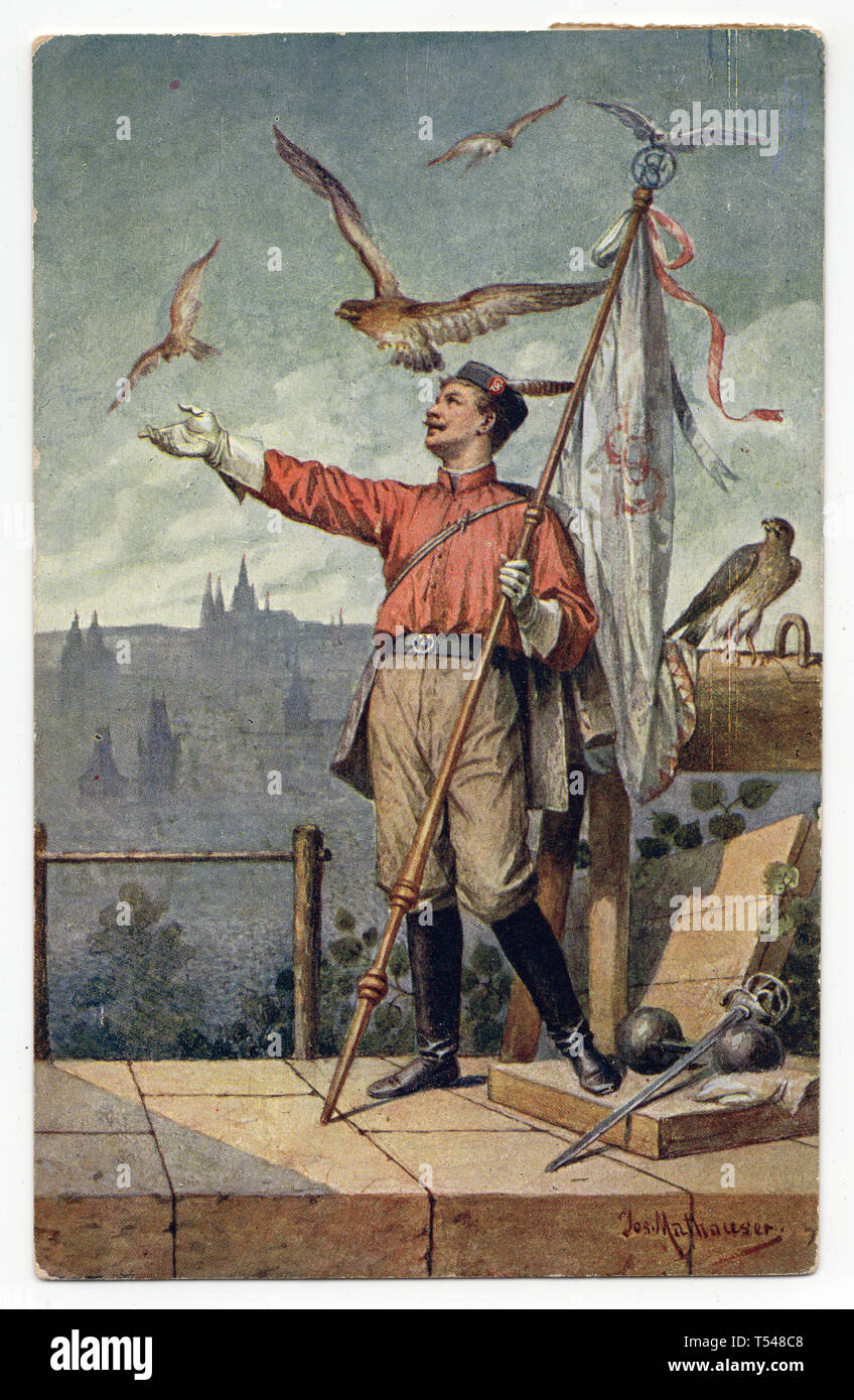 Atleta circondato da falchi raffigurati nel poster dell'artista ceco Josef Mathauser pubblicato nella cartolina bohemiana vintage dedicata al movimento Sokol pubblicato nel 1911. Per gentile concessione della collezione di Postcard di Azoor. Foto Stock