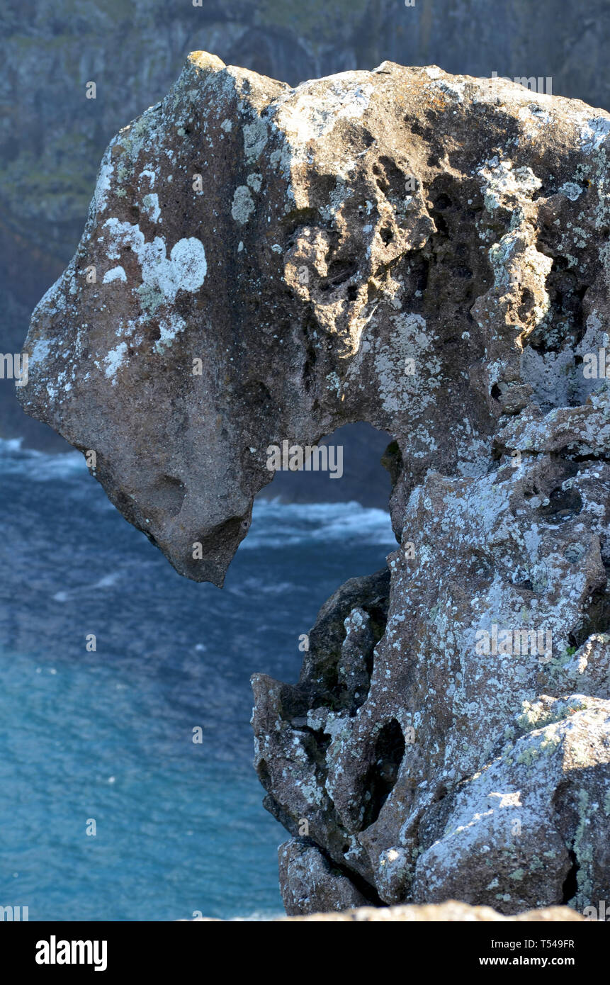 La testa del dragone, una roccia scolpita da erosione di vento in Anjos Bay, sulla costa nord di Santa Maria island, Azzorre Foto Stock