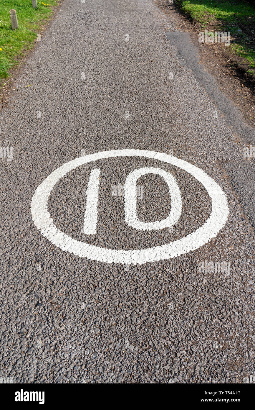 10 km/h il limite massimo di velocità segno dipinto sulla superficie stradale Foto Stock