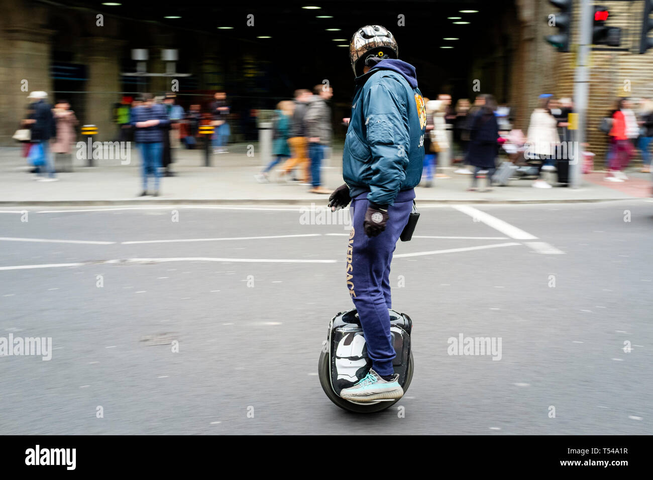 Rider con monociclo elettrico per London street. Foto Stock