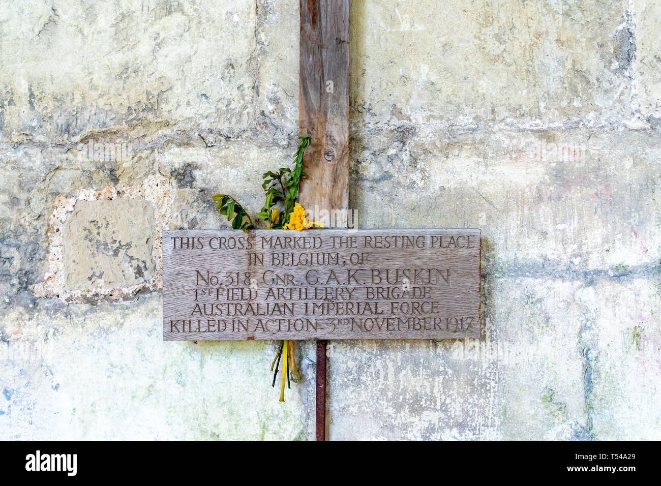 Targa di legno di ricordare la morte di un soldato ucciso in azione in Belgio nel 1917 Foto Stock