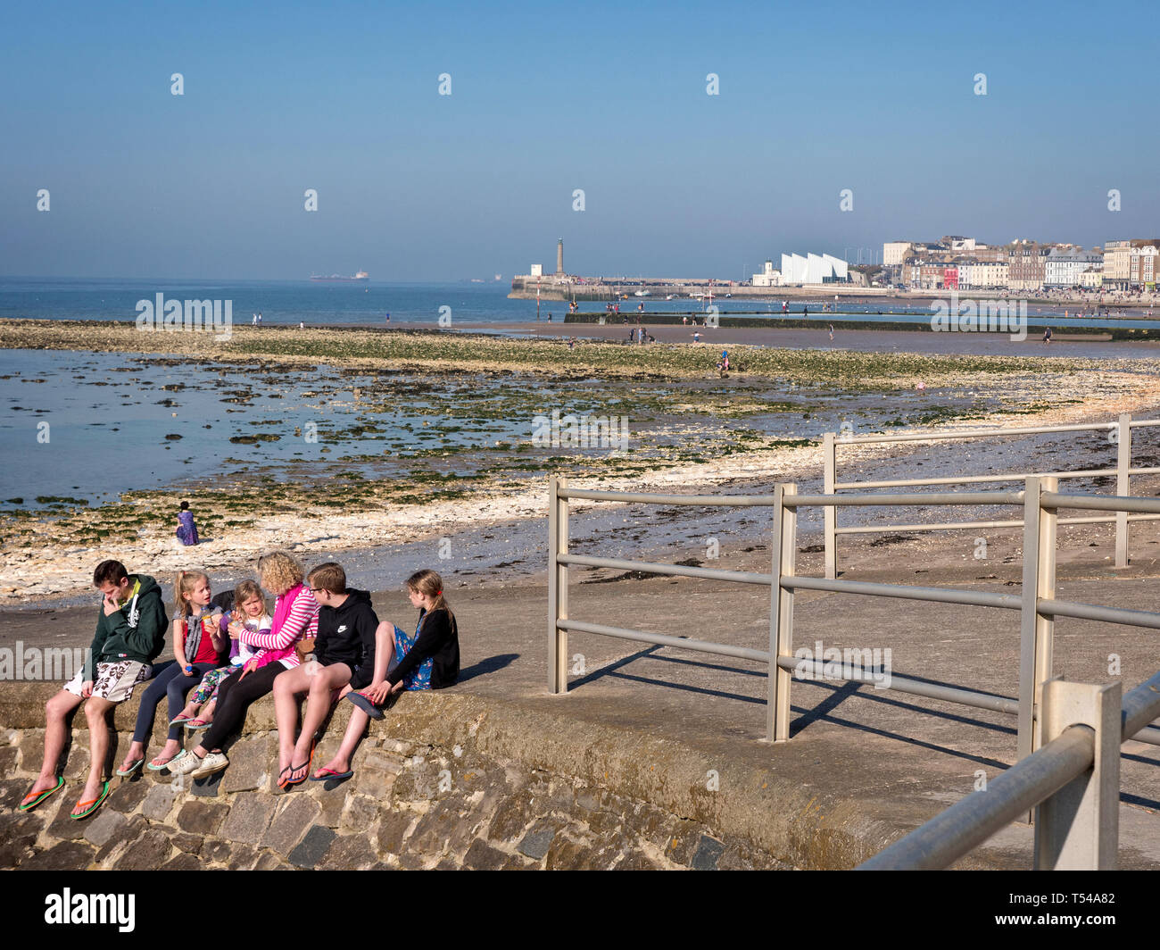 Famiglia sulla spiaggia a Margate Kent REGNO UNITO Foto Stock