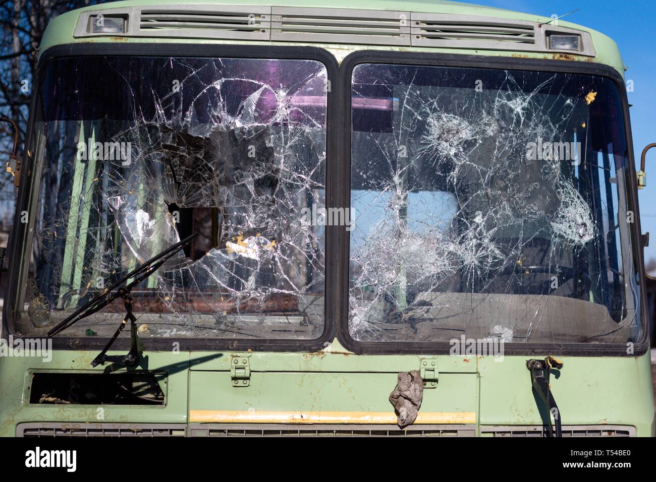 Occhiali di bus sono pesantemente rotto dopo il crash di auto sulla strada. Le finestre si è schiantato in caso di urti a velocità alta. Foto Stock