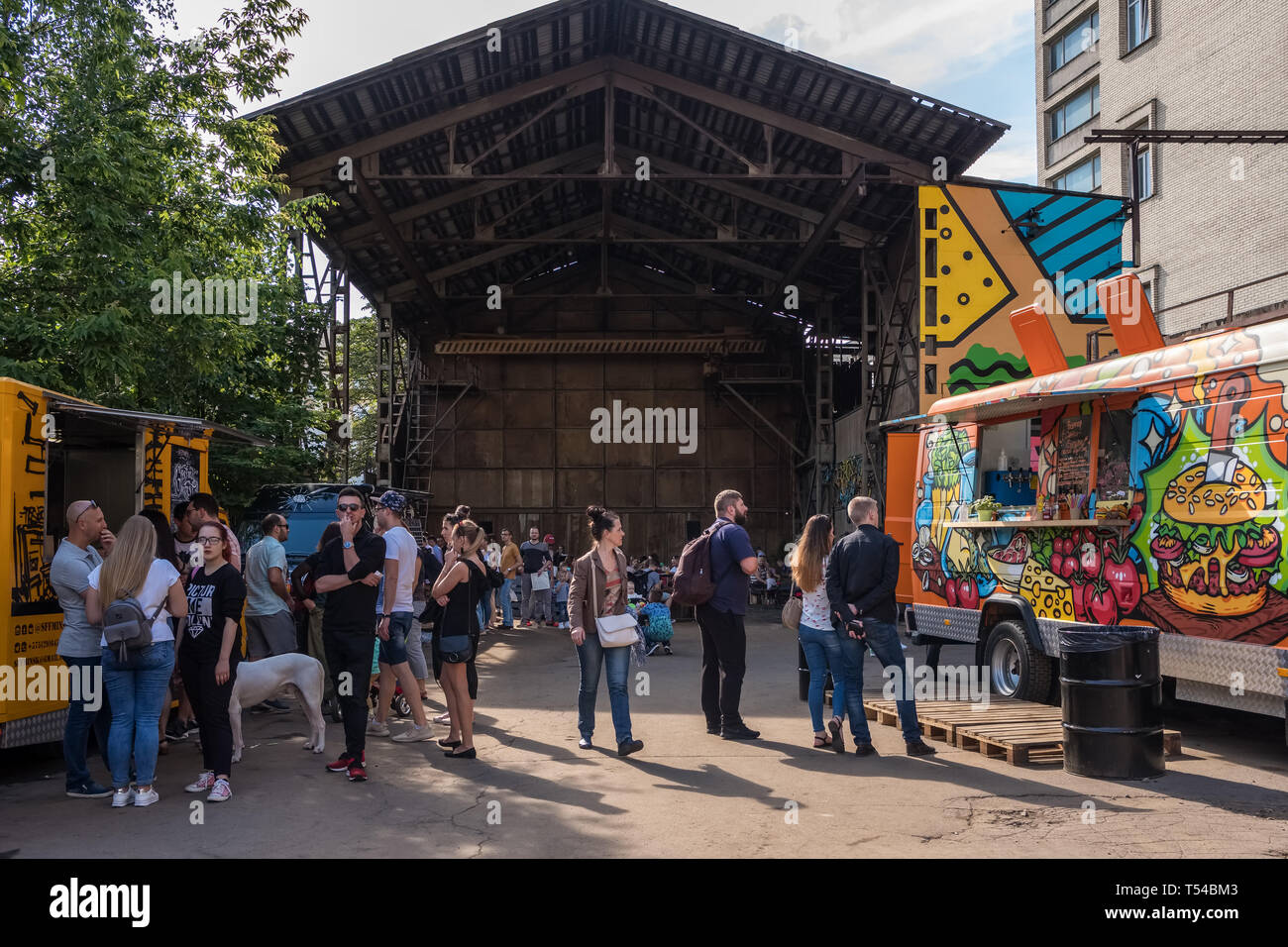 La Bielorussia Minsk - Giugno 17, 2018: estate vista del famoso posto alternativo chiamato Pesochnica con carrelli di cibo e caffè all'aperto a Minsk, Bielorussia Foto Stock