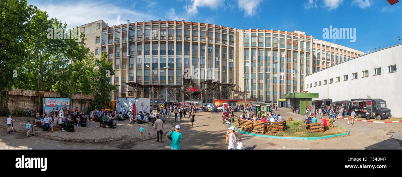 La Bielorussia Minsk - Giugno 17, 2018: estate vista del famoso posto alternativo chiamato Pesochnica con carrelli di cibo e caffè all'aperto a Minsk, Bielorussia Foto Stock