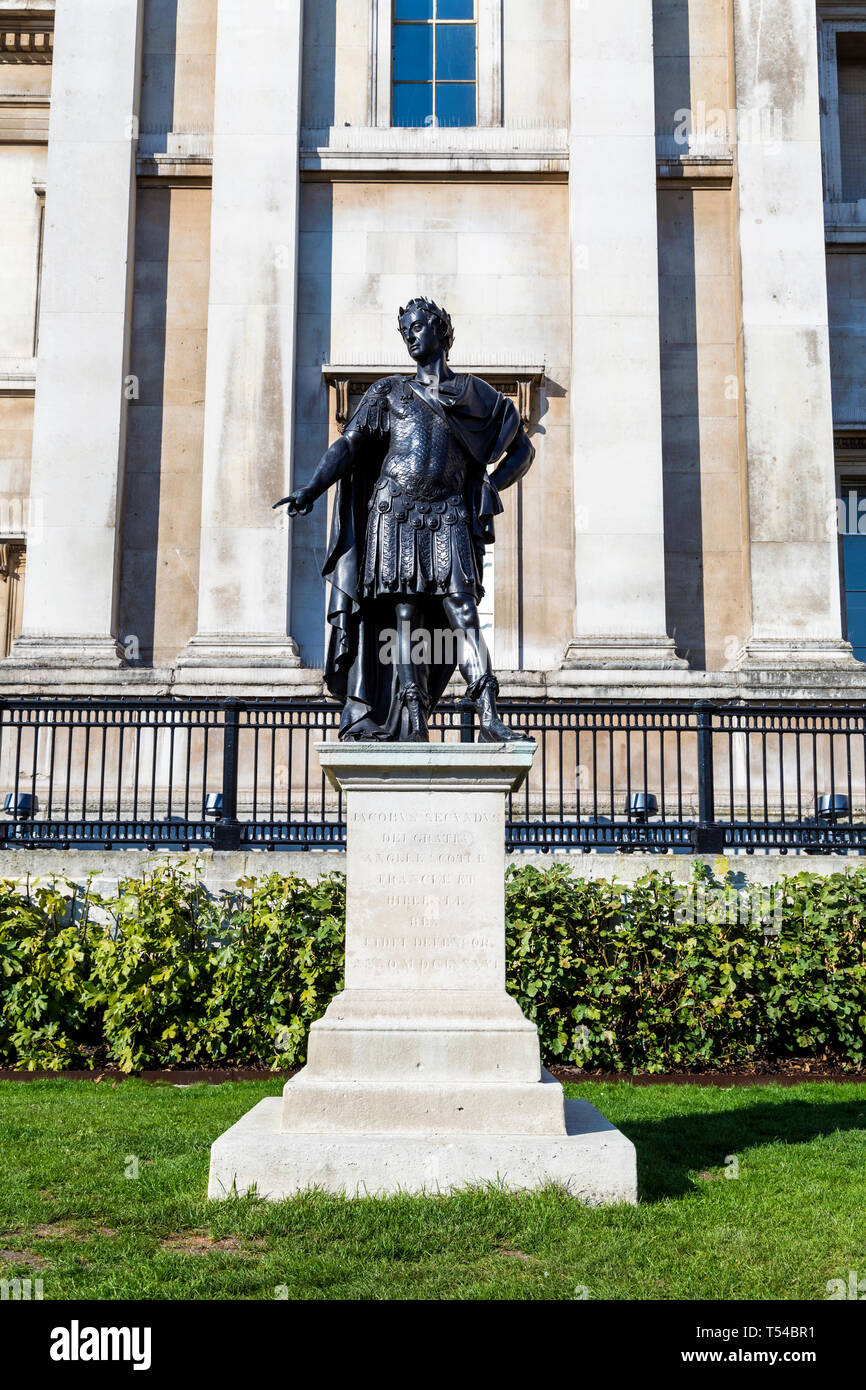 Statua di Giacomo II raffigurato come un imperatore romano di fronte alla National Gallery, Trafalgar Square, London, Regno Unito Foto Stock