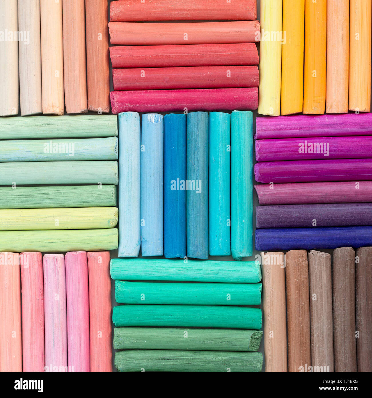 Rainbow matite di colore pastello in righe come sfondo. Immagine quadrata Foto Stock