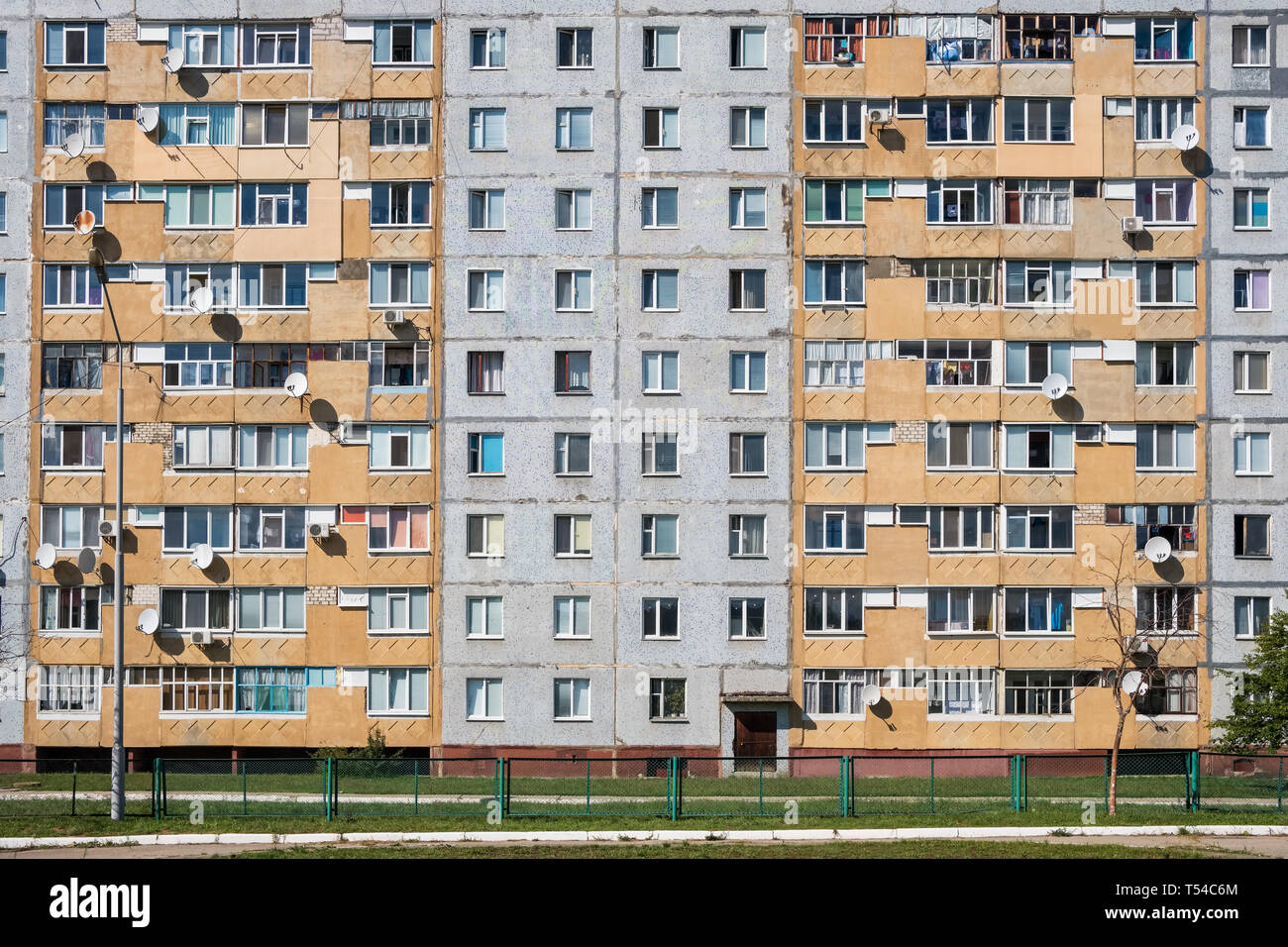 Tipica facciata della costruzione di pannelli nel post paesi sovietici. Edificio urbano sfondo Foto Stock