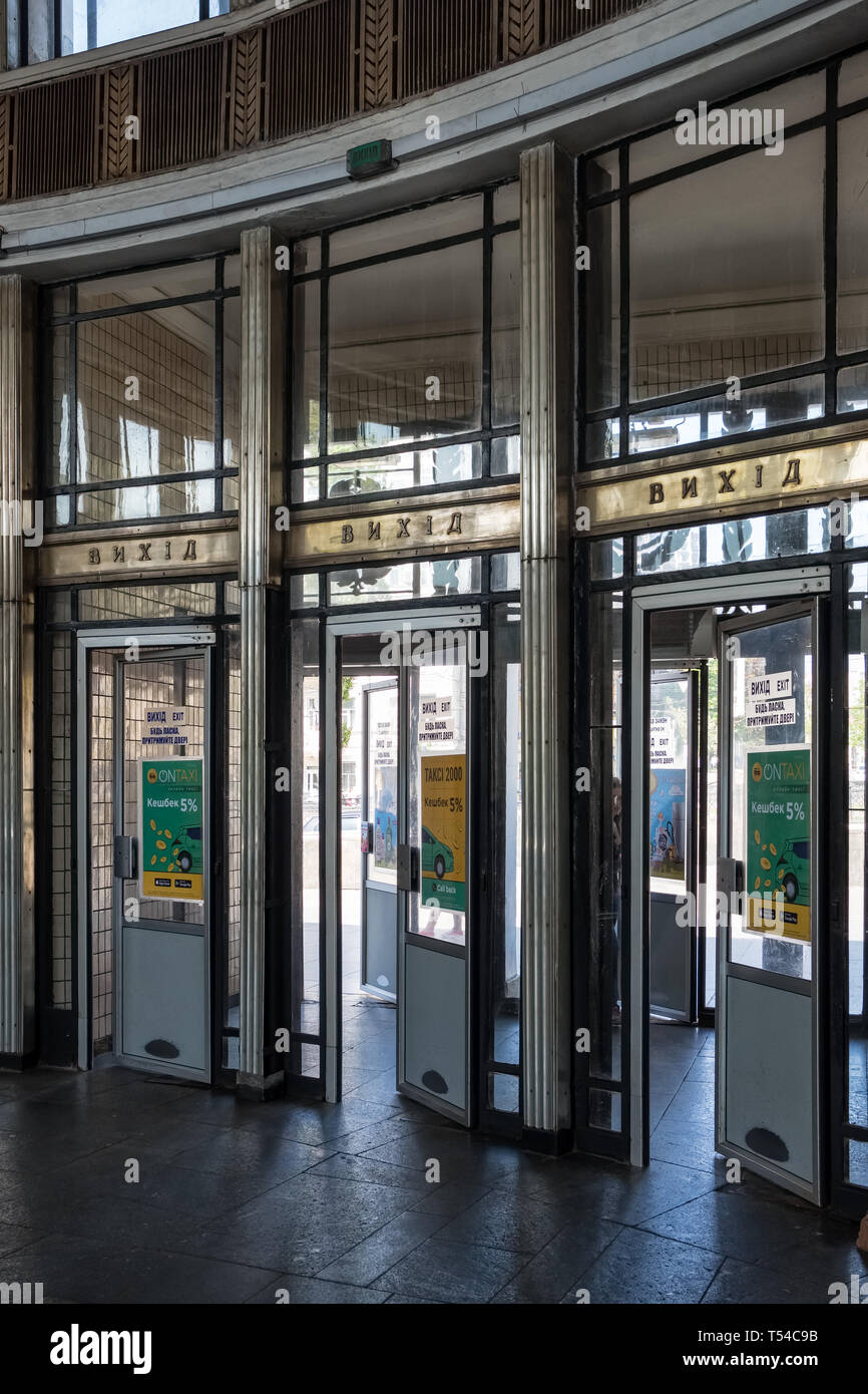 Kiev, Ucraina - 1 Maggio 2018: vecchie porte metalliche a uscire dalla stazione della metropolitana di Kiev, in Ucraina Foto Stock