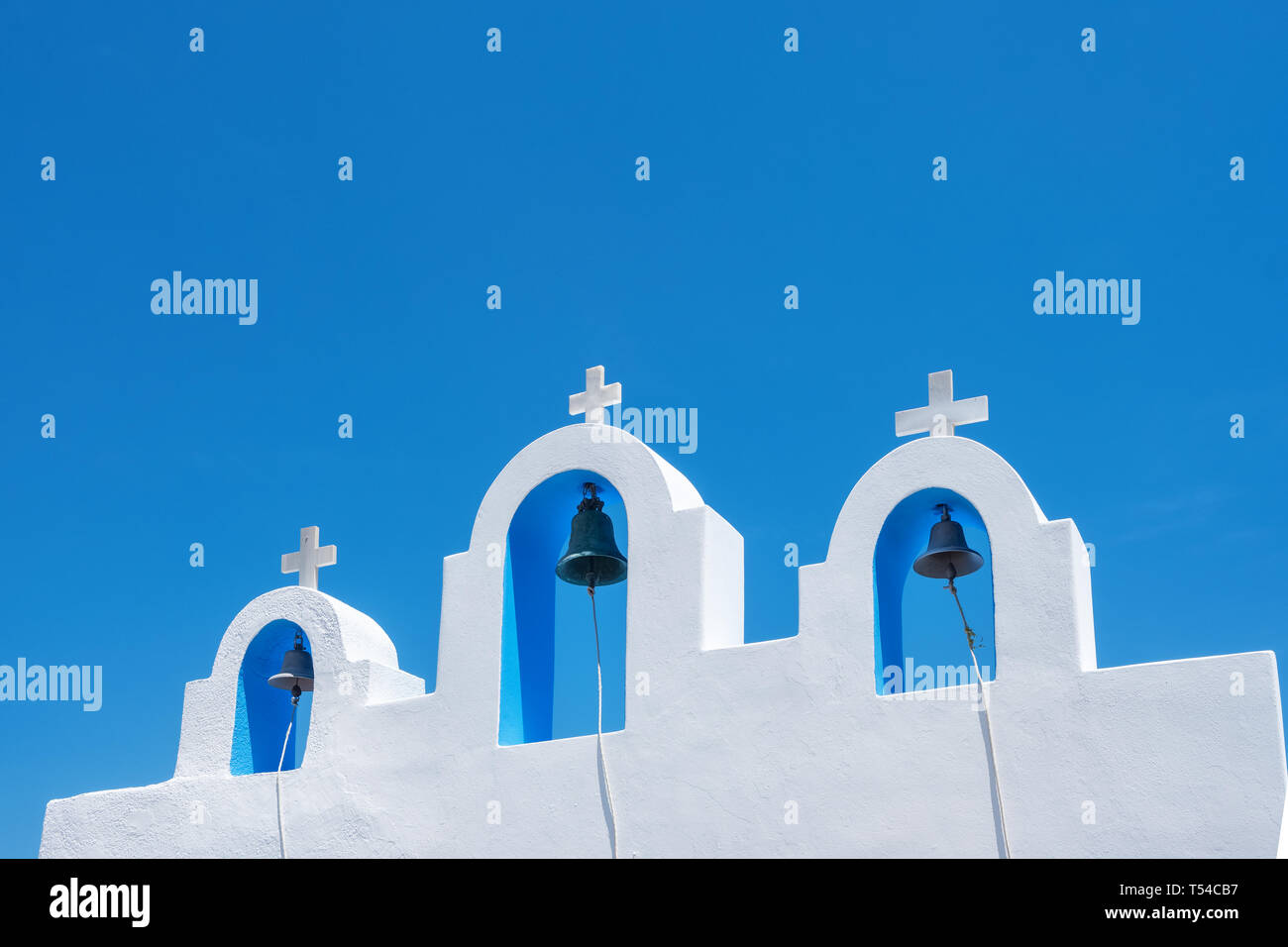 Cicladi chiesa greco ortodossa sull isola di Paros, Grecia. Croce Bianca contro il blu del mare e del cielo Foto Stock